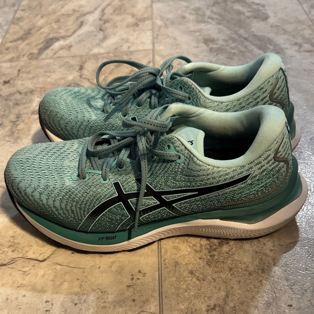 Women's ASICS size 8 gel cumulus running shoes